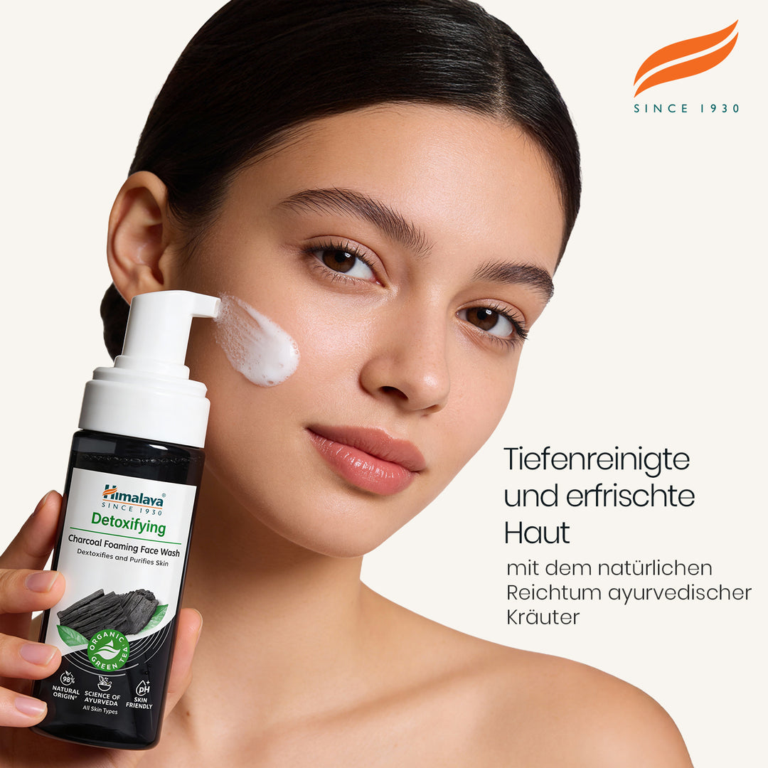 Himalaya Entgiftende, Schaumende Gesichtswasche Aus Holzkohle 150ml